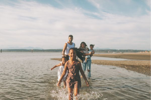 familles qui élèvent leurs enfants à la campagne