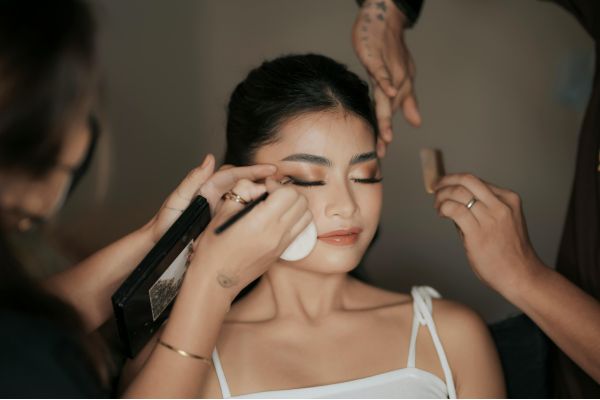 L’art du maquillage et de la coiffure naturelle