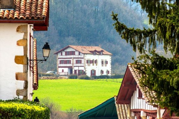 voyageurs sous le charme du Pays Basque village territoire