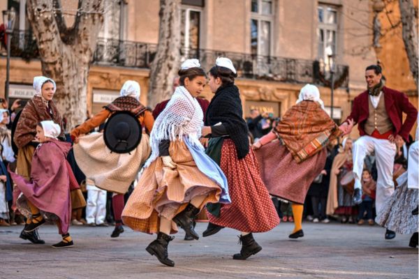 Les costumes traditionnels et leur transmission
