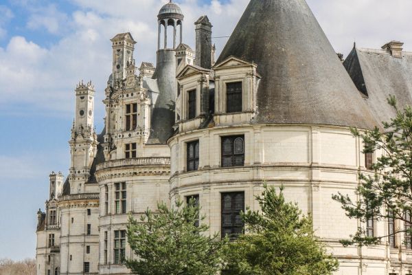 Maison forte de Reignac château-falaise unique