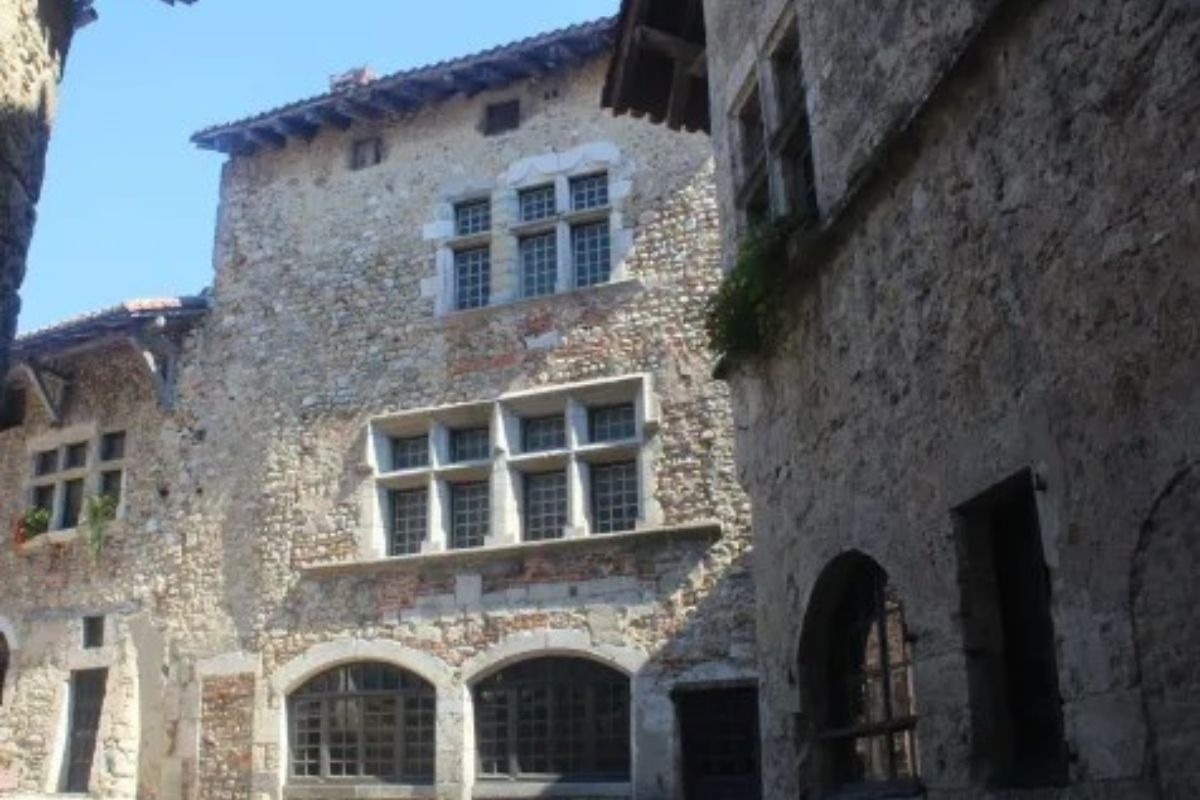 Secrets vieilles pierres de Pérouges dans l’Ain