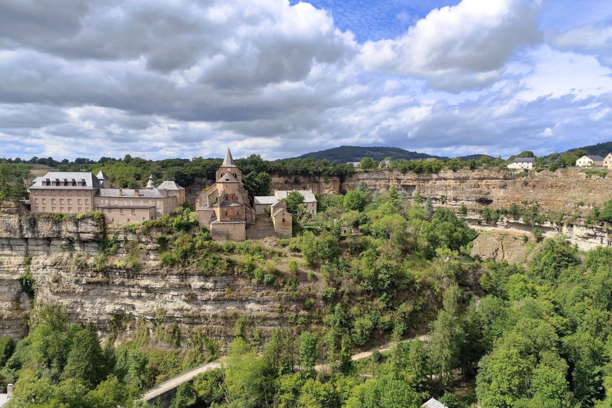 charme des villages médiévaux dans l’Aveyron