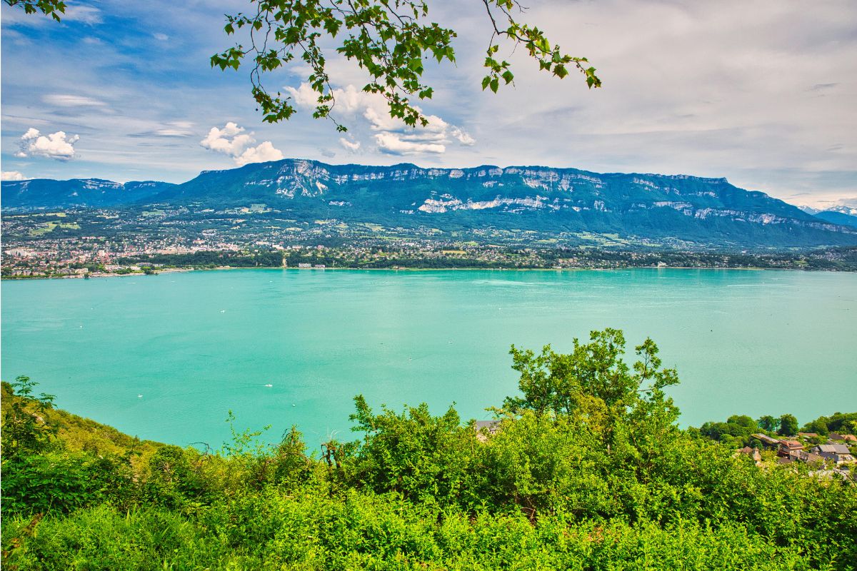 lacs de Savoie fascinent voyageurs