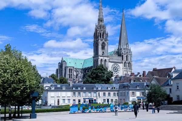 vitrail oublié attire Chartres