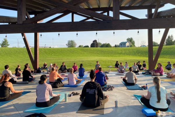 yoga en plein air Annecy en Haute-Savoie