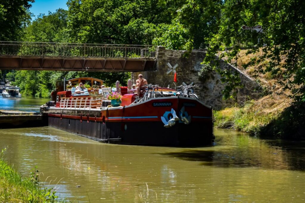 Balades en péniche sur le Canal du Midi : voyage paisible et pittoresque