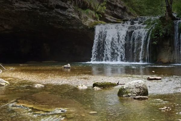 visiter les cascades secrètes du Jura