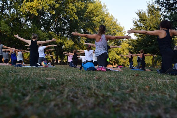 Faire du yoga dans un parc