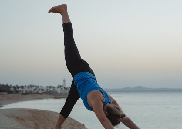 Yoga sur la plage du Larvotto à Monaco