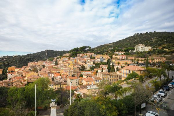 village Bormes-les-Mimosas