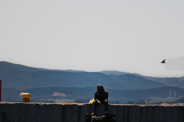 Contempler l’estuaire depuis la jetée