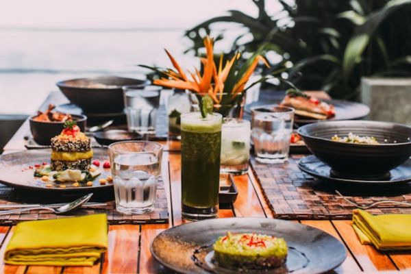 Déjeuner face à l’océan sans se presser