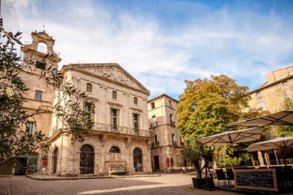 Pézenas places ombragées du centre-ville